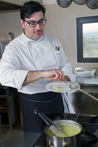 Matlagning i köket — Stockfoto