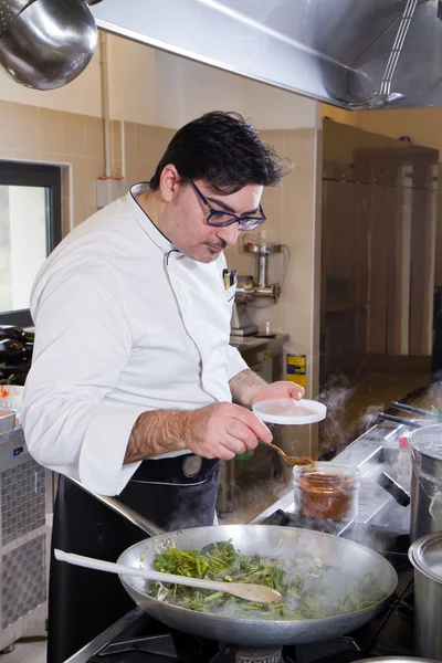 Cook in the kitchen — Stock Photo, Image