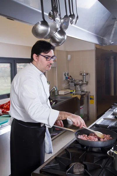 Cook in the kitchen — Stock Photo, Image