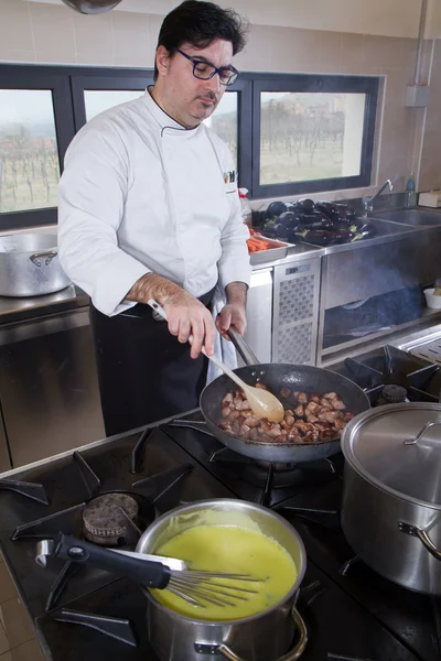 Cook in the kitchen — Stock Photo, Image