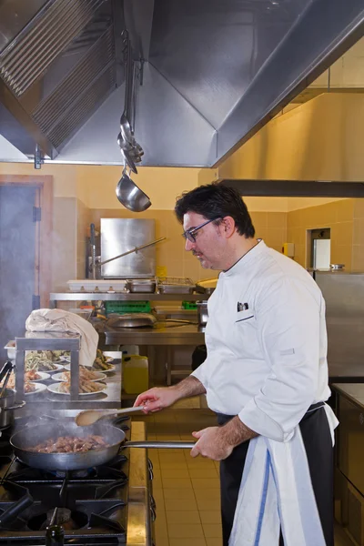 Cook in the kitchen — Stock Photo, Image