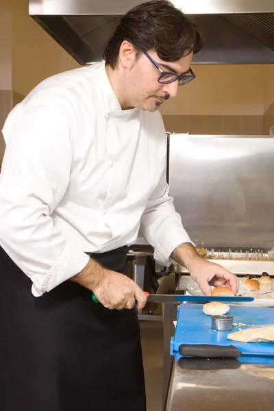 Cook in the kitchen — Stock Photo, Image