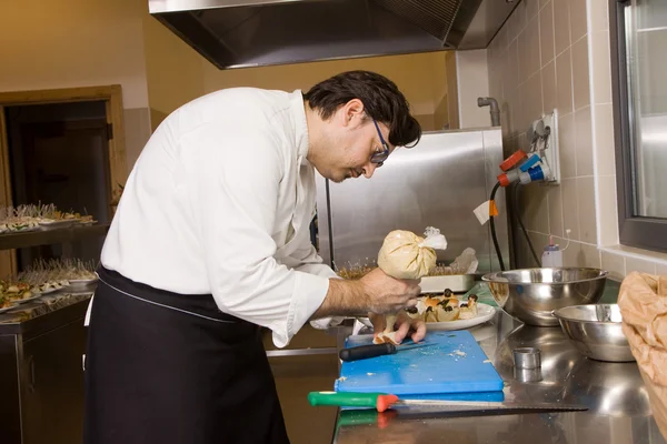Matlagning i köket — Stockfoto