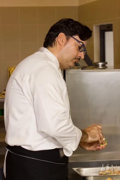 Cook in the kitchen — Stock Photo, Image