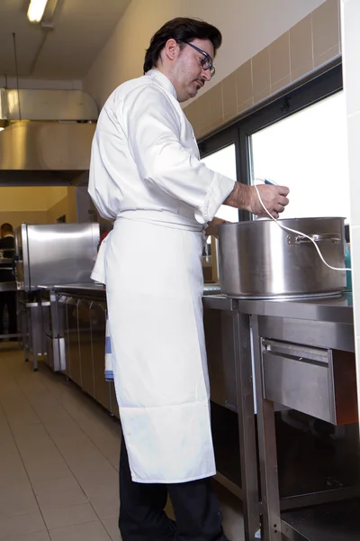 Cook in the kitchen — Stock Photo, Image