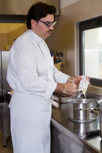 Cook in the kitchen — Stock Photo, Image