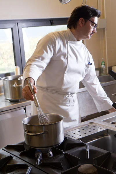 Cook in the kitchen — Stock Photo, Image