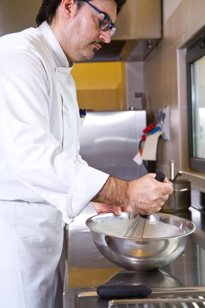Cook in the kitchen — Stock Photo, Image