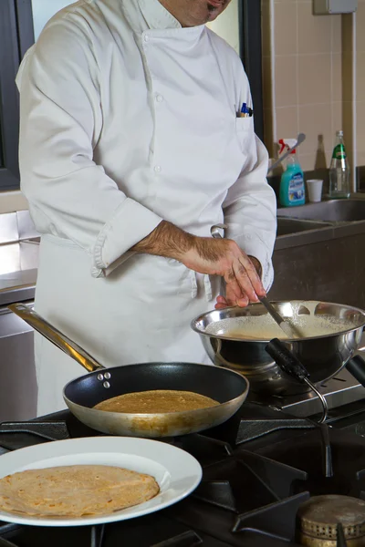 Cook in the kitchen — Stock Photo, Image