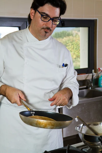 Cook in the kitchen — Stock Photo, Image