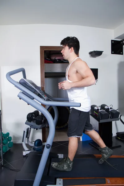 Atleta en el gimnasio — Foto de Stock