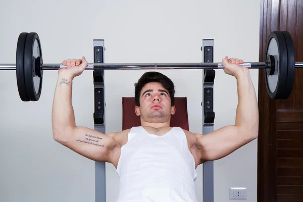 Atleta en el gimnasio — Foto de Stock