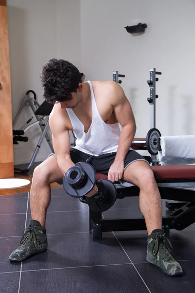 Athlète dans la salle de gym — Photo