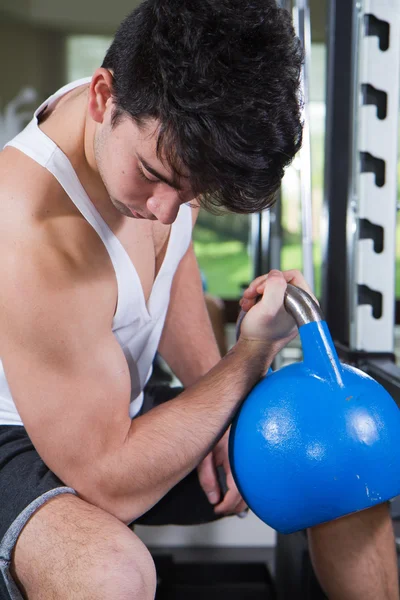 Atleta en el gimnasio — Foto de Stock