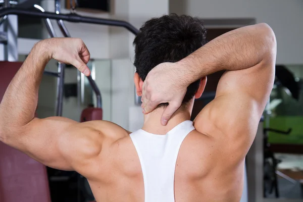 Atleta en el gimnasio — Foto de Stock