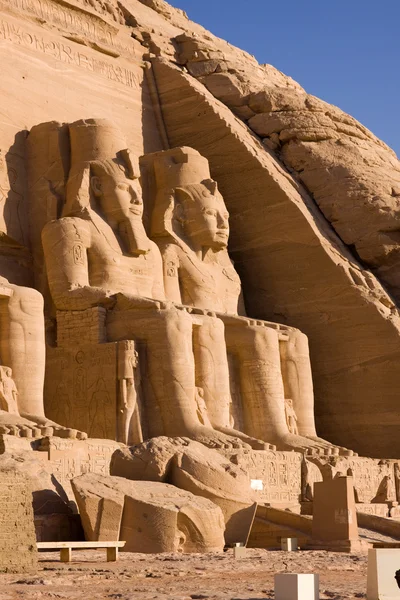 Antické ruiny a sochy z Abú simbel — Stock fotografie