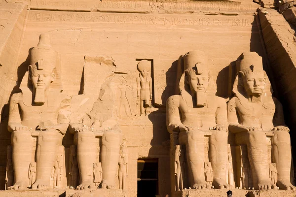 Antické ruiny a sochy z Abú simbel — Stock fotografie