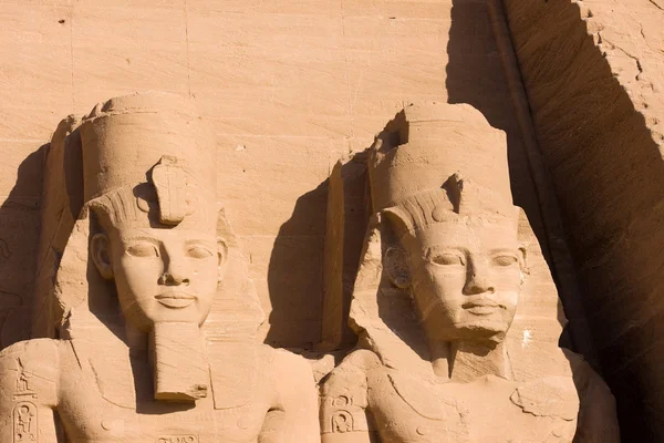 Antické ruiny a sochy z Abú simbel — Stock fotografie