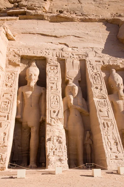 Antické ruiny a sochy z Abú simbel — Stock fotografie