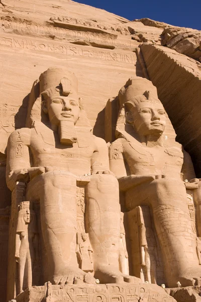 Antiguas ruinas y estatuas de Abu Simbel — Foto de Stock