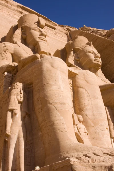 Antické ruiny a sochy z Abú simbel — Stock fotografie