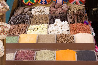 yerel pazarda baharat