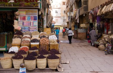 yerel pazarda baharat