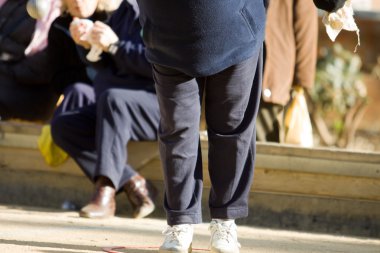 İnsanlar sokakta Bowling oynamak