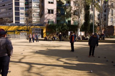 İnsanlar sokakta Bowling oynamak
