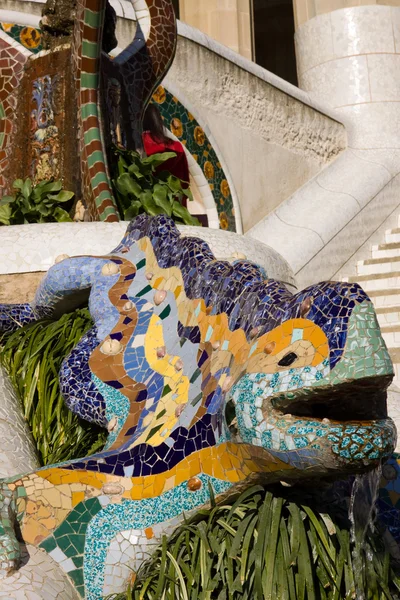 Barevné mozaiky v parku guell v Barceloně, Španělsko — Stock fotografie