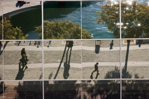 Reflexão sobre as janelas — Fotografia de Stock