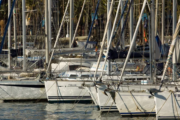 Bateaux et yachts dans le port — Photo