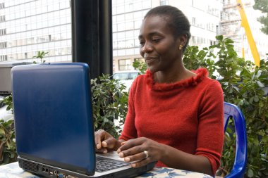 kafede dizüstü kullanan kadın