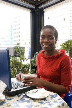 kafede kahvaltı yapıyor kadın