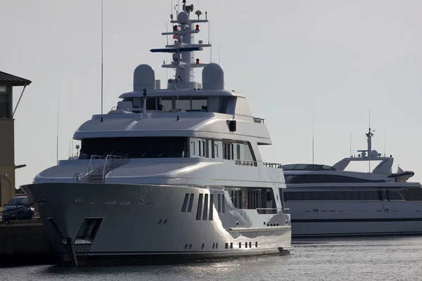 Luxusyachten im Hafen — Stockfoto