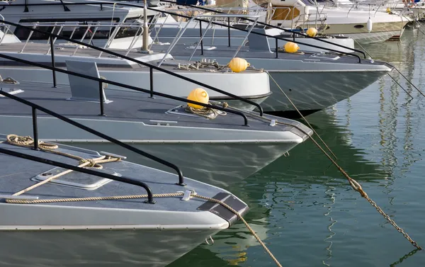 Luxusyachten im Hafen — Stockfoto