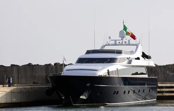 Barca nel porto di Barcellona — Foto Stock