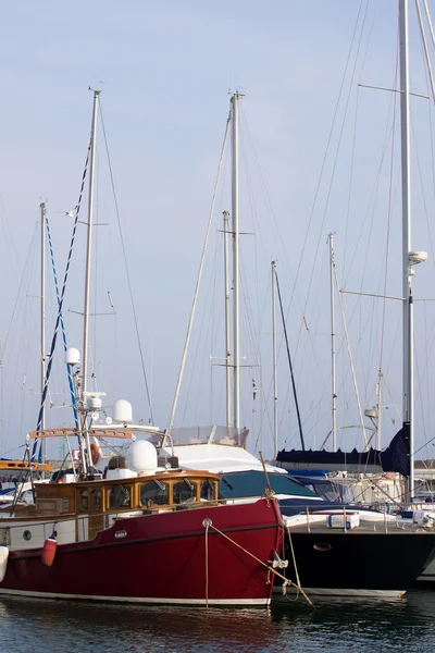 Lyxbåtar i hamnen — Stockfoto