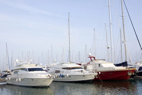 Lyxbåtar i hamnen — Stockfoto