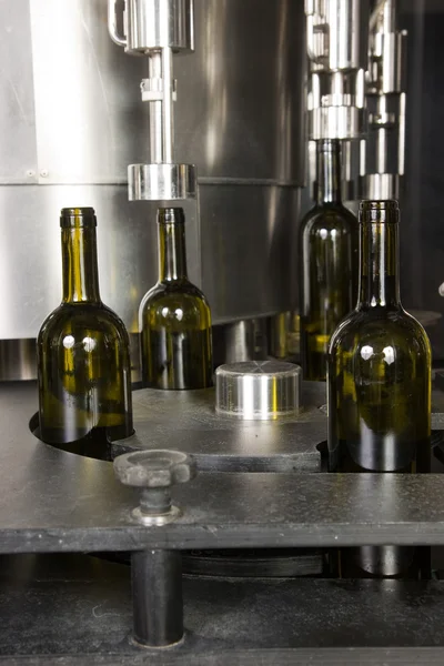 Automatic bottling in bottles — Stock Photo, Image