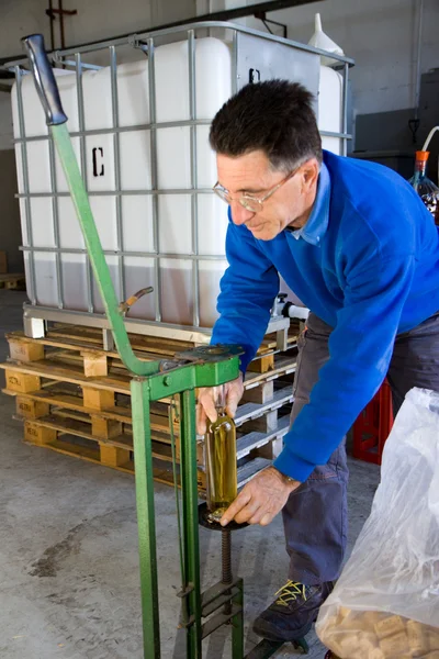 Handwerker verkorkt Flaschen — Stockfoto