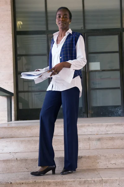 Student reading newspaper in campus — Stock Photo, Image