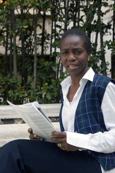 Estudiante leyendo periódico —  Fotos de Stock