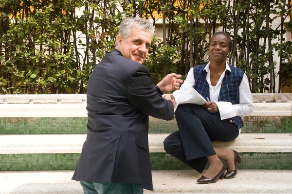 Zakenmensen handshaking — Stockfoto