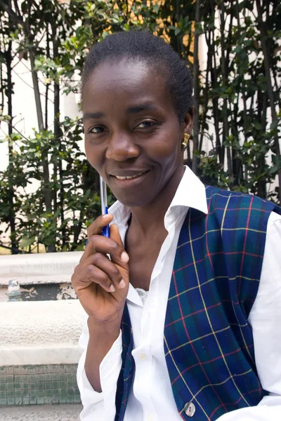 Afrikanischer Student mit Stift — Stockfoto
