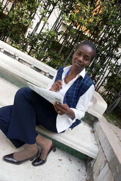 Estudiante africano con periódico —  Fotos de Stock
