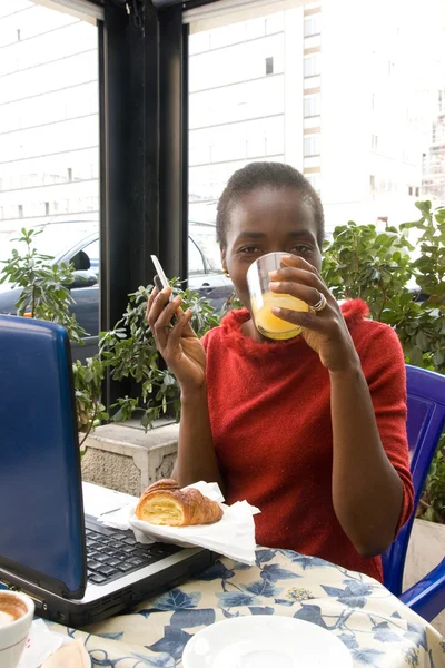 Mujer desayunando en la cafetería — Foto de Stock
