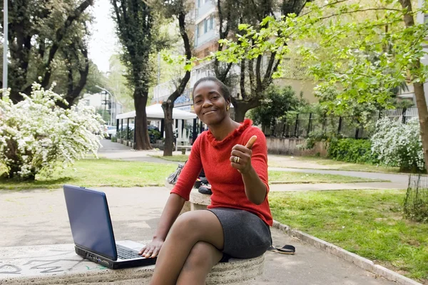 Femme d'affaires sur banc avec ordinateur portable — Photo