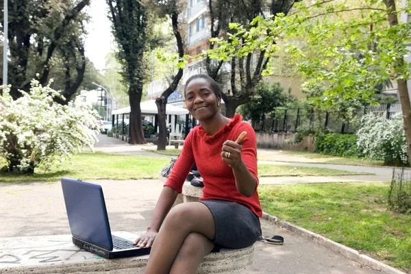 Mujer de negocios en el banco con ordenador portátil —  Fotos de Stock