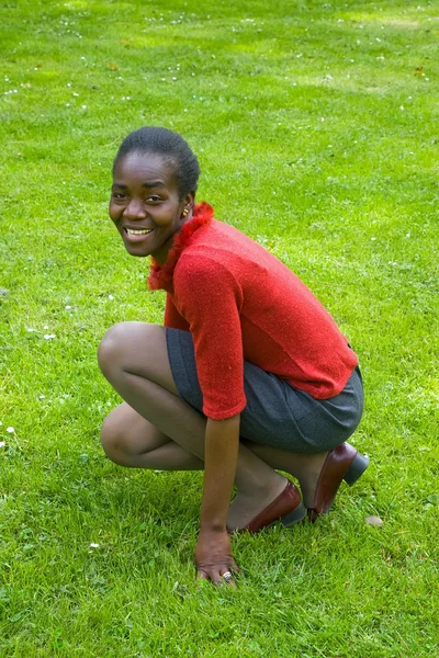 Afro kobieta w parku — Zdjęcie stockowe